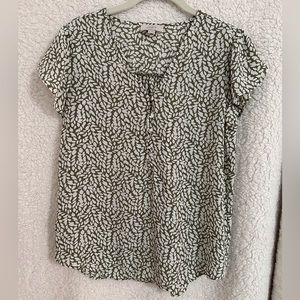 Loft outlet flutter sleeve green/white top.